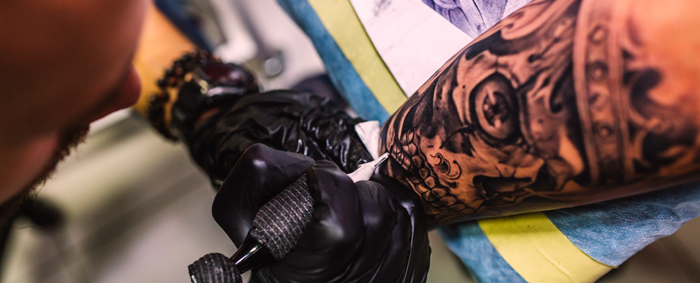 Tatuador profesional tatuando una calavera