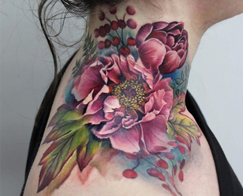 Ein farbiges Blumentattoo auf dem Hals einer Frau
